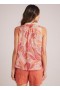  Blusa feminina Bella Dahl sem mangas com ombros franzidos e estampa de folhas pintadas.